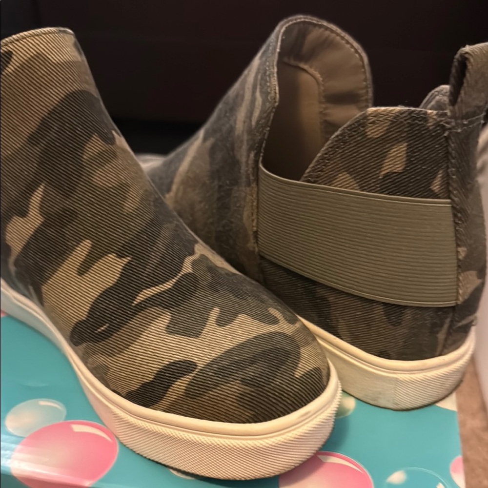Soda Camouflage Ankle Boots